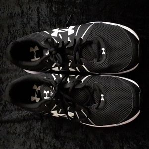 UNDER ARMOUR black men's Size 10.5